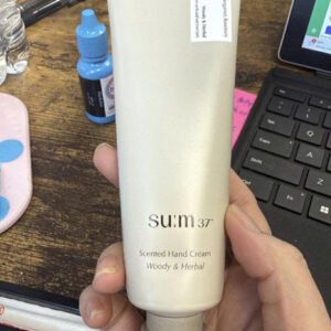 0b000e31ec9a4bf683575a6f501da30a SUM37 - Kem dưỡng tay Scented Hand Cream Woody & Herbal - 70ml