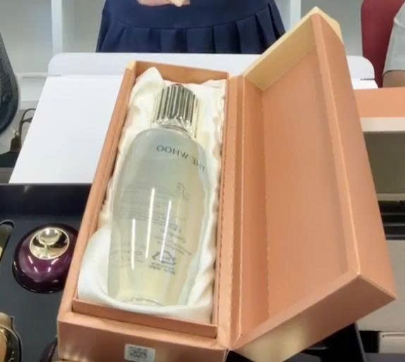 6c2cbc23b9d94dd4b908af635d7b2754 THE WHOO - Nước Thần Tinh Chất Tái Sinh Hoa Hiên 0 - 150ml - CHEONGIDAN ILLUMINATING REFINING ESSENCE-EXP 202808