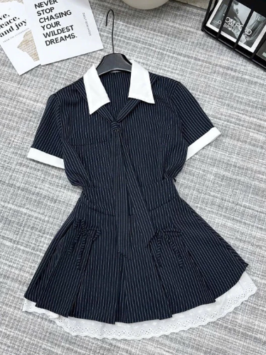 Set đầm đen sọc nhỏ